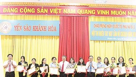 Ông Lê Hữu Hoàng - Chủ tịch HĐTV Công ty TNHH Nhà nước MTV Yến sào Khánh Hòa (người thứ 6 từ phải sang) tặng giấy khen cho nữ cán bộ, công nhân tiêu biểu