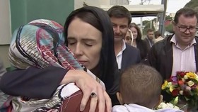 Thủ tướng New Zealand Jacinda Ardern (giữa) thăm Nhà thờ Hồi giáo Kilbirnie ở thủ đô Wellington ngày 17-3 để tưởng niệm nạn nhân vụ tấn công ở Christchurch. Ảnh: TVNZ