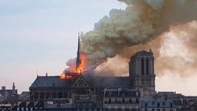 Cháy lớn tại Nhà thờ Đức Bà hơn 850 năm tuổi ở Paris