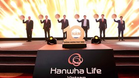Lãnh đạo Tập đoàn Hanwha, Hanwha Life Việt Nam và Đại diện Cục Quản lý - Giám Sát Bảo hiểm thực hiện nghi thức kỷ niệm 10 năm thành lập.