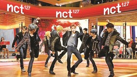 Nhóm nhạc NCT 127 biểu diễn ở Mỹ