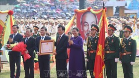 Đồng chí Tòng Thị Phóng, Ủy viên Bộ Chính trị, Phó Chủ tịch Thường trực Quốc hội trao tặng Huân chương Độc lập hạng Nhất cho tỉnh Điện Biên tại buổi lễ. Ảnh: TTXVN