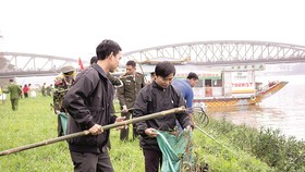  Công an tỉnh Thừa Thiên- Huế cùng sinh viên dọn rác  và vớt bèo dọc bờ sông Hương