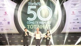 Ông Huỳnh Tấn Nam - CT HĐQT / TGĐ Pymepharco nhận Bảng chứng nhận  “50 công ty niêm yết tốt nhất Việt Nam năm 2019″