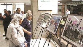 Khách tham quan triển lãm tranh “Khám phá Việt Nam”  tại thủ đô Algiers trong cùng chuỗi sự kiện kỷ niệm 74 năm Cách mạng Tháng Tám và Quốc khánh 2-9