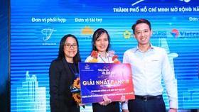 Hướng dẫn viên Dương Thùy Dung nhận giải nhất bảng B dành cho hướng dẫn viên nội địa