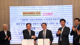 Ông Nguyễn Văn Hùng, Chủ tịch Becamex IDC và lãnh đạo COEX tại lễ ký kết