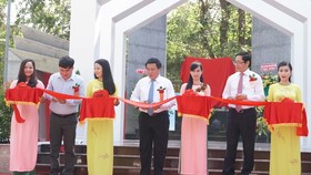 Các vị lãnh đạo thực hiện nghi thức cắt băng khánh thành Khu di tích lịch sử Trường Nguyễn Ái Quốc miền Nam. Ảnh: baotayninh.vn