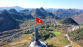Tự hào lá cờ Việt Nam trên hành trình chinh phục miền biên ải