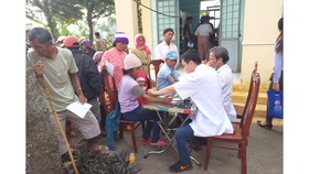 Khám bệnh và tặng quà tết cho người nghèo tại huyện Lắk, Đắk Lắk