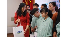 Bà Nguyễn Minh Tâm, Giám đốc chi nhánh Hà Nội của Vinamilk trao quà cho các bệnh nhi đang được chữa trị tại bệnh viện.