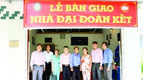 Công ty TNHH MTV Xổ số kiến thiết Đồng Tháp trao nhà đại đoàn kết cho hộ nghèo tại huyện Lai Vung 