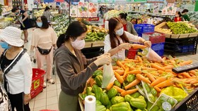 TPHCM: Các siêu thị, chợ vẫn hoạt động bình thường sau 0 giờ ngày 1-4