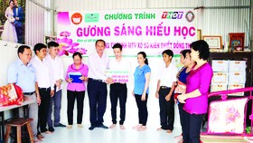 Công ty TNHH MTV Xổ số kiến thiết Đồng Tháp trao học bổng “Tiếp sức đến trường” tại thành phố Cao Lãnh