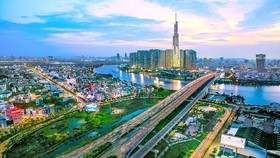 Cầu Sài Gòn 2, tòa nhà Landmark cao nhất thành phố và Khu đô thị mới Thủ Thiêm về đêm