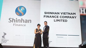 Bà Trần Thị Ngọc Nhung, Giám đốc Nhân sự Shinhan Finance tiếp nhận Giải thưởng Nơi làm việc tốt nhất châu Á