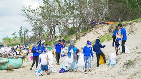Chung tay dọn sạch rác thải tại bãi biển