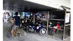 Bãi giữ xe dưới gầm cầu vượt Phú Mỹ