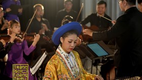 Các nghệ sĩ trẻ biểu diễn "Trăng soi Hoàng Triều"
