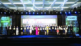 Emin Turan, Tổng Giám đốc Sanofi  Đông Dương, nhận chứng nhận Tốp 100 nơi làm việc tốt nhất Việt Nam năm  2020 (thứ 2 từ trái sang)