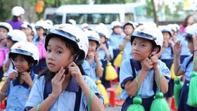 Tặng hơn 7.300 nón bảo hiểm cho học sinh tiểu học