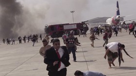 Cảnh náo loạn tại sân bay Aden sau tiếng nổ lớn. Ảnh: AP