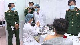 Một số tình nguyện viên tiêm vaccine Nano Covax bị sốt nhẹ