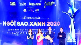 Đại diện nhãn hàng Trà thanh nhiệt Dr. Thanh và Công ty Unipharma nhận hoa từ chương trình