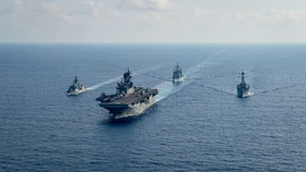 Tàu hải quân Mỹ và Úc hoạt động trên Biển Đông vào tháng 4-2020. Ảnh: REUTERS