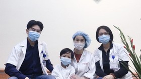 Các thầy thuốc Trung tâm tim mạch và lồng ngực, Bệnh viện Hữu nghị Việt Đức chụp ảnh kỷ niệm cùng bệnh nhi L.X.H. Ảnh: Bệnh viện Hữu nghị Việt Đức