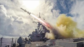Tên lửa Harpoon được phóng từ tàu khu trục USS Fitzgerald của Mỹ trong cuộc tập trận bắn đạn thật trên biển gần Guam. Ảnh: AFP/TTXVN