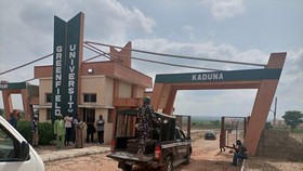 Lực lượng an ninh làm việc tại một trường học ở bang Kuduna. Ảnh: REUTERS
