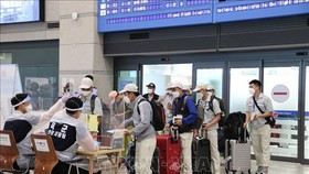 Lao động Việt Nam làm thủ tục nhập cảnh tại sân bay Incheon, Hàn Quốc. Ảnh: TTXVN