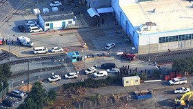 Cảnh sát có mặt tại hiện trường vụ xả súng trong một xưởng bảo dưỡng tàu điện ở thành phố San Jose, bang California. Ảnh: CNN