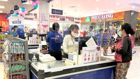 Khách hàng mua sắm tại kênh bán lẻ của Saigon Co.op