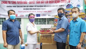 Đoàn công tác trao tặng nhu yếu phẩm cho lực lượng y tế Bệnh viện Phạm Ngọc Thạch