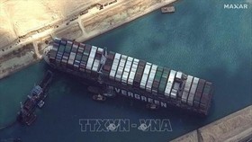 Tàu chở hàng Ever Given mắc cạn ở Kênh đào Suez, Ai Cập. Ảnh: IRNA/TTXVN