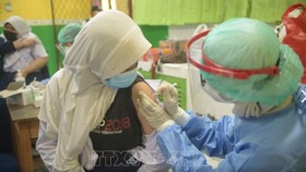 Người dân được tiêm ngừa vaccine Covid-19 tại thủ đô Jakarta, Indonesia, ngày 27-7. Ảnh: THX/TTXVN