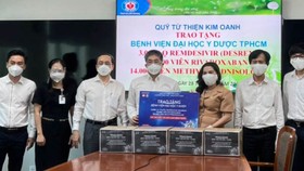 Đại diện Tập đoàn Kim Oanh trao thuốc điều trị Covid-19 cho Bệnh viện Đại học Y Dược TPHCM