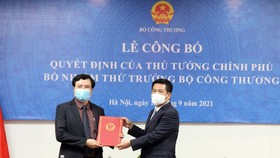 Bộ trưởng Nguyễn Hồng Diên trao quyết định và chúc mừng tân Thứ trưởng Nguyễn Sinh Nhật Tân. Ảnh: Bộ Công thương