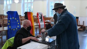 Cử tri bỏ phiếu bầu Quốc hội tại điểm bầu cử ở Berlin, Đức ngày 26-9-2021. Ảnh: TTXVN