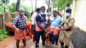 Lực lượng cứu hộ Ấn Độ sơ tán người dân tại khu vực mưa lớn ở Alappuzha, bang Kerala, ngày 17-10. Ảnh: TTXVN