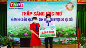 Bà Đặng Thị Ngọc Hiền, Giám đốc Công ty Xổ số Kiến thiết Đồng Tháp trao học bổng cho em Tú