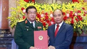 Chủ tịch nước Nguyễn Xuân Phúc trao Quyết định thăng quân hàm Thượng tướng cho Thứ trưởng Bộ Quốc phòng Phạm Hoài Nam. Ảnh: TTXVN