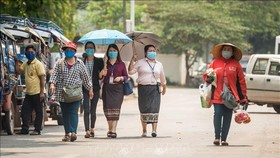 Người dân đeo khẩu trang nhằm ngăn chặn sự lây lan của dịch Covid-19 tại Viêng Chăn, Lào ngày 23-3-2020. Ảnh minh họa: TTXVN