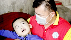 Cả nhà gặp khó, không tiền chữa bệnh