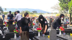 Các đồng chí lãnh đạo tỉnh thắp nhang các liệt sĩ đang an nghỉ tại Nghĩa trang liệt sĩ thị xã An Khê. Ảnh: Báo Gia Lai