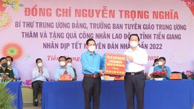 Đồng chí Nguyễn Trọng Nghĩa tặng quà cho đại diện công đoàn KCN Long Giang. Ảnh: dangcongsan.vn
