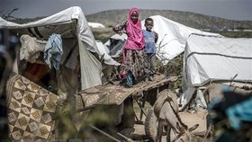 Khu lều tạm dành cho người dân bị ảnh hưởng bởi lũ lụt và hạn hán tại Beledweyne, Somalia. Ảnh: TTXVN