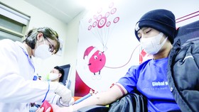 Tình nguyện viên hiến máu tại Lễ hội Xuân hồng 2022. Ảnh: HIỀN THẢO